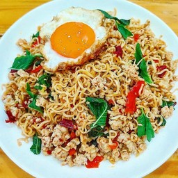 ผัดมาม่าหมูสับ+ไข่ดาว