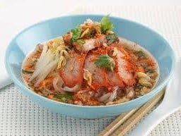 ก๋วยเตี๋ยวหมู ร้าน ช.เชียงทอง ตั้งอยู่ซอย เซเว่น บขส.สิงห์บุรี