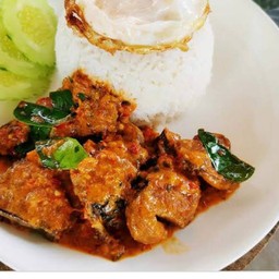 ผัดเครื่องแกงปลาดุกอุย ราดข้าว