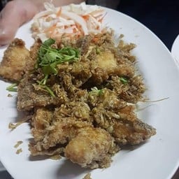 เนื้อปลาเก๋าทอดกระเทียม