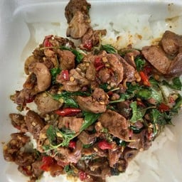 ข้าวกะเพราเครื่องในไก่