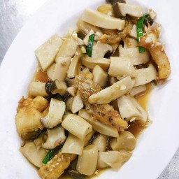 เห็ดออรินจิผัดเนื้อปลา