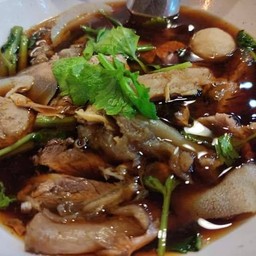 ก๊วยเตี๋ยวเนื้อรวม พิเศษ ( ใส่เครื่องในทุกอย่าง)