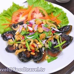 ยำขนมจีนไข่เยี่ยวม้า