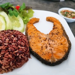 ข้าวปลาแซลมอนย่างและน้ำจิ้มซีฟู๊ด