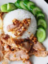 ข้าวหมูทอดกระเทียม