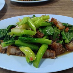 ผัดคะน้าหมูกรอบ