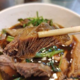 ก๊วยเตี๋ยวเนื้อ โกเบ หรือ น่องลาย
