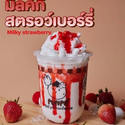 นมสดปั่น ท๊อปปิ้งด้วยสตอเบอร์รี่ หอมๆอร่อยมากค่ะ