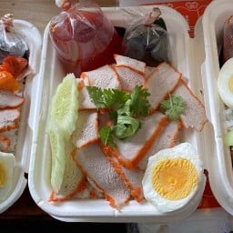 ข้าวมันไก่รสนิยม ป้ารัก (ข้างโรงเรียนอนุบาล)