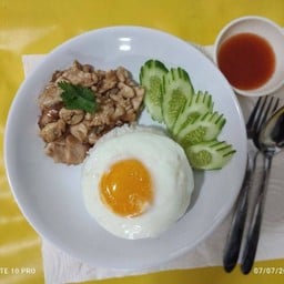 ผัดกระเทียมราดข้าว