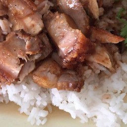 ข้าวหมูกรอบซอสโบราณ