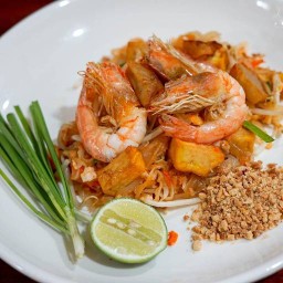 มานาพร  Manaphon (ผัดไทย&ตามสั่ง&กาแฟ สด moka pot) กกส้มโฮง