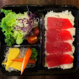 (712) เบนโตะชุดข้าวหน้าปลาทูน่า+สลัด