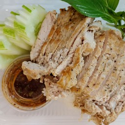 ข้าวราดสเต็กหมุน้ำจิ้มแจ่ว