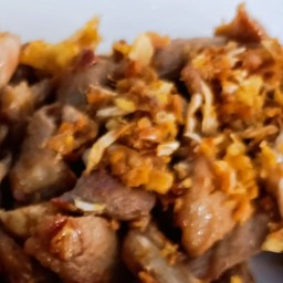 หมูทอดกระเทียมราดข้าว