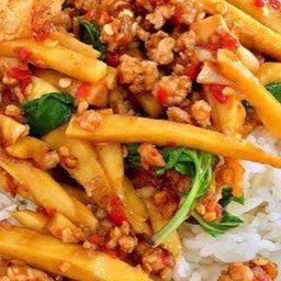 ผัดพริกแกงหมูหน่อไม้ราดข้าว