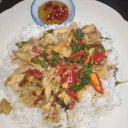 หมูกรอบกะเพราเนื้อครัวคุณย่า