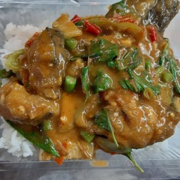 ข้าวผัดเผ็ดปลาดุก
