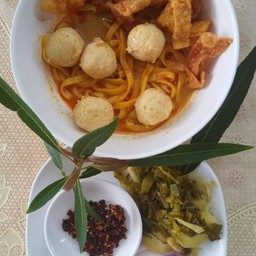 ข้าวซอยลูกชิ้นหมู