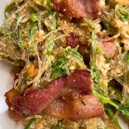 ผัดวุ้นเส้นชะอม-เบค่อน