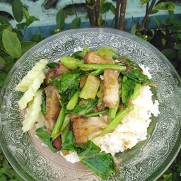 ก๋วยเตี๋ยวลูกชิ้นชุบทอดอาหารตามสั่ง เจ้ดำ