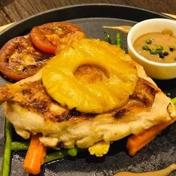 สเต็กจานร้อนคือที่สุด เลยต้องสั่ง สเต็กอกไก่ฮาวาเอี้ยนมาลองกิน ถึงจะไม่ร้อนเท่าใ