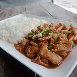 ข้าวหมูผัดโชยุ