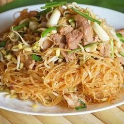 ผัดโคราช เส้นเล็ก+หมูชิ้น