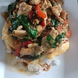 ข้าวไข่ข้นกะเพราหมูชิ้น