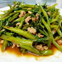 ข้าวผัดผักบุ้งหมูสับ