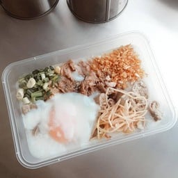มีบริการใส่กล่อง พร้อมช้อน พร้อมกินในยามเช้าก่อนลุยงานจริงๆ 