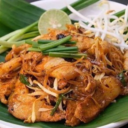 ผัดหมี่ขาวโคราช+หมูกรอบ