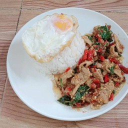 ข้าวกระเพราหมูชิ้นไข่ดาว