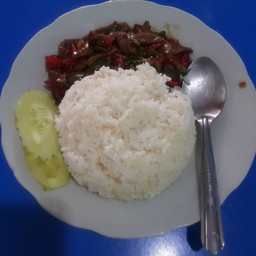 ข้าวกะเพราเครื่องในไก่