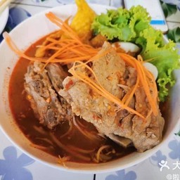 ก๋วยเตี๋ยวต้มยำซุปกระดูกไข่หวาน