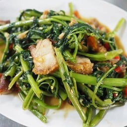 ผัดผักบุ้งหมูกรอบ