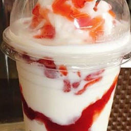 นมสดราดซอสสตอเบอร์รี่