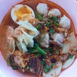 ชายสี่สันต้นธง