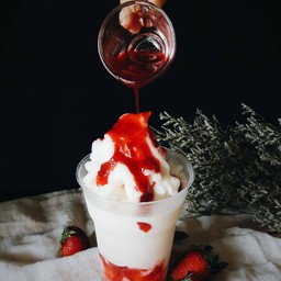 ไวท์ช็อกโกแลตสตรอว์เบอร์รี่เฟรปปูชิโน่