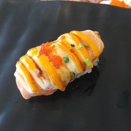 แซลมอนเบิร์นซอสไข่เค็ม