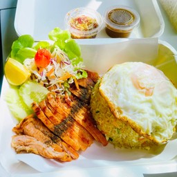 ข้าวผัดสเต๊กหมูไข่ดาว