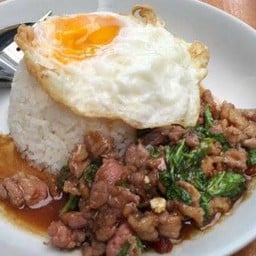 ข้าวกระเพราเนื้อชิ้น