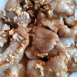 ข้าวหมูทอดกระเทียมราดซอส