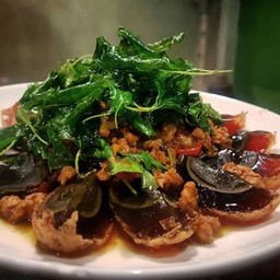 กะเพราไข่เยี่ยวม้า