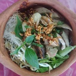 ก๋วยเตี๋ยวเรือน้ำตกเส้นหมี่ขาว