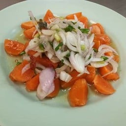 ยำไข่แดง