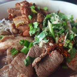 น้องใบบัว ก๋วยเตี๋ยว & ลูกชิ้นปิ้ง