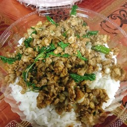 กะเพราหมูสับราดข้าว