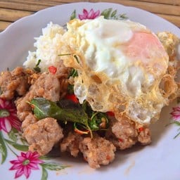 กระเพราหมูเด้ง